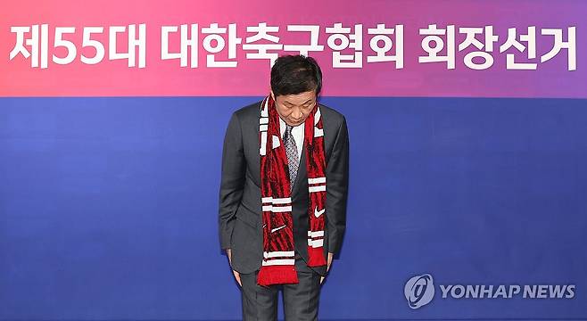 인사하는 정몽규 회장 (서울=연합뉴스) 서대연 기자 = 대한축구협회장 4연임에 성공한 정몽규 회장이 26일 서울 종로구 축구회관에서 열린 제55대 대한축구협회 회장 선거에서 당선이 확정된 뒤 취재진을 향해 인사하고 있다. 2025.2.26 dwise@yna.co.kr