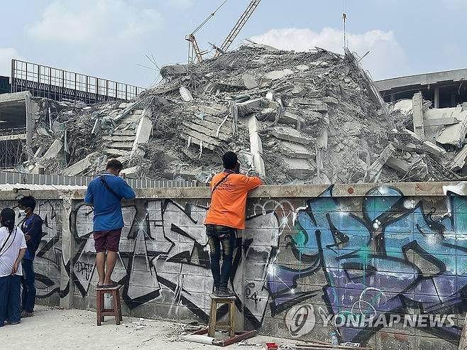 방콕 공사 중 건물 붕괴 현장 (방콕=연합뉴스) 강종훈 특파원 = 미얀마 내륙서 발생한 규모 7.7 강진으로 태국 방콕에서 공사 중인 30층 건물이 무너진 현장에서 29일 구조작업이 펼쳐지고 있다. 2025.3.29 photo@yna.co.kr