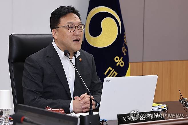 김병환 금융위원장, 정례회의 주재 (서울=연합뉴스) 서대연 기자 = 김병환 금융위원장이 5일 오후 서울 종로구 정부서울청사에서 열린 금융위원회 정례회의를 주재하고 있다. 2024.9.5 dwise@yna.co.kr