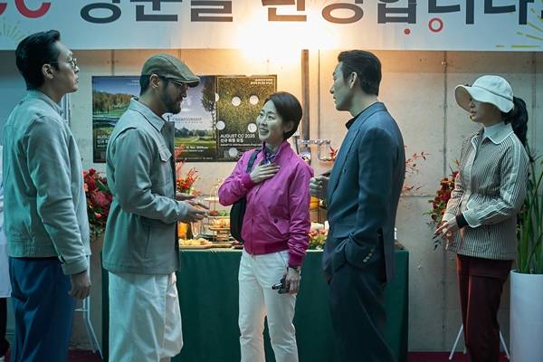 영화 '로비'의 최시원(사진 왼쪽에서 두 번째)./사진=(주)쇼박스