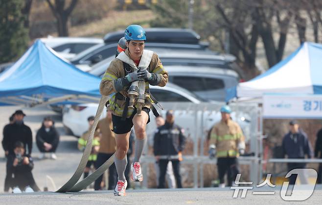 3일 오전 경기 용인시 처인구 경기도소방학교에서 열린 '2025년 경기도 소방기술경연대회'에서 참가자가 '최강 소방관' 종목에서 기량을 뽐내고 있다. 2025.4.3/뉴스1 ⓒ News1 김영운 기자