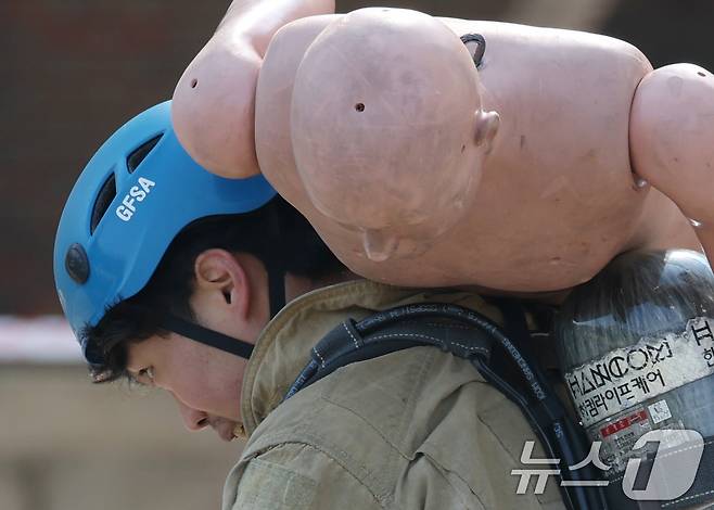 3일 오전 경기 용인시 처인구 경기도소방학교에서 열린 '2025년 경기도 소방기술경연대회'에서 참가자가 '최강 소방관' 종목에서 기량을 뽐내고 있다. 2025.4.3/뉴스1 ⓒ News1 김영운 기자
