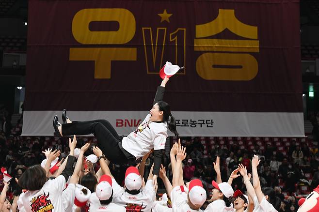 BNK 선수들이 부산 사직체육관에서 열린 하나은행 2024~2025 여자프로농구 챔피언결정전 3차전 우리은행과 경기에서 승리하며 우승을 차지한 후 박정은 감독을 헹가래 치고 있다. 사진 | WKBL