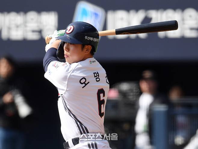 두산 오명진이 14일 잠실구장에서 열린 2025 KBO리그 KIA와 시범경기 4회말 무사 1-3루 상황에서 KIA 선발 네일을 상대로 동점 1타점 적시타를 치고 있다. 잠실 | 박진업 기자 upandup@sportsseoul.com