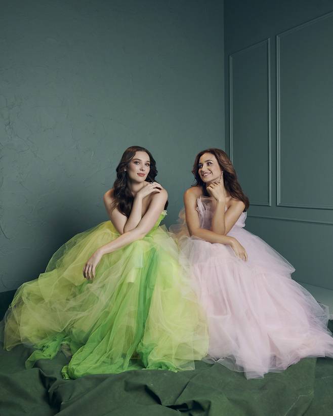 브로드웨이 초연 20주년을 맞아 성사된 '위키드' 투어를 성공적으로 이끌고 있는 엘파바와 글린다가 기대감을 높인다. 사진은  엘파바 역의 셰리든 아담스(왼쪽)와 글린다 역의 코트니 몬스마. 사진=에스앤코