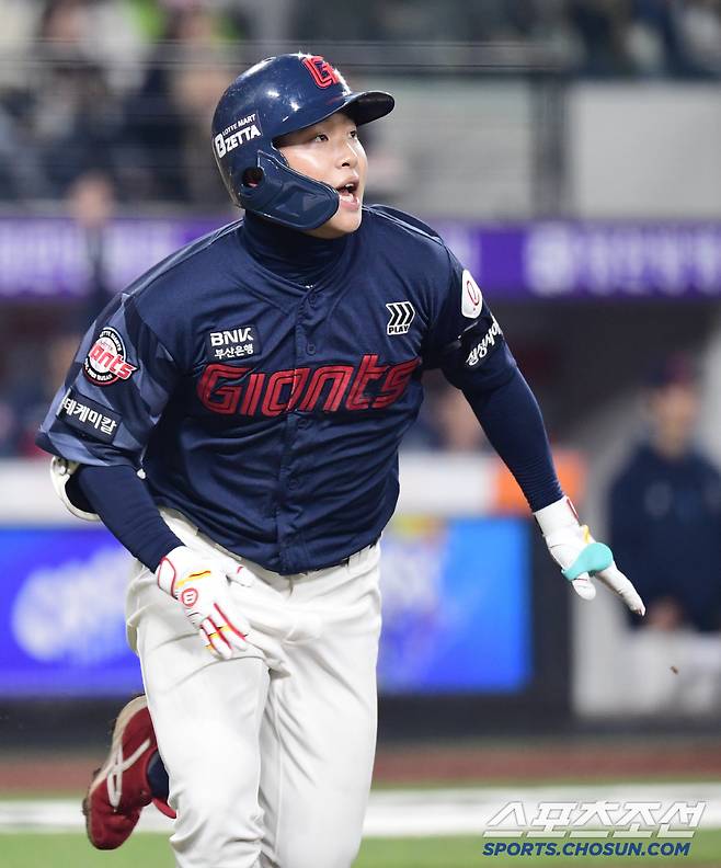 3일 대전 한화생명 볼파크에서 열린 KBO리그 한화와 롯데의 경기. 4회 무사 1루. 찬스 이어가는 2루타 날린 롯데 이호준. 대전=송정헌 기자songs@sportschosun.com/2025.04.03/