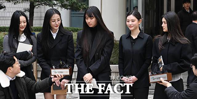 전속계약 유효 확인 소송을 벌이고 있는 어도어와 그룹 뉴진스(새 활동명 NJZ)가 민희진 전 어도어 대표의 축출 여부를 두고 공방을 벌였다. 뉴진스가 지난 7일 오전 서울 서초구 서울중앙지방법원에서 열린 '어도어의 기획사 지위 보전 및 광고 계약 체결 금지 가처분 등에 대한 심문기일' 출석을 마치고 법원을 나서며 입장을 밝히고 있다. /박헌우 기자