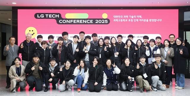 권봉석 ㈜LG 부회장(뒷줄 왼쪽에서 2번째)이 3일 'LG 테크 콘퍼런스 2025'가 열린 서울 강서구 마곡 LG사이언스파크에서 과학고 영재들과 기념 촬영을 하고 있다. /LG그룹