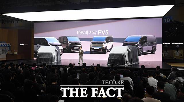'2025 서울모빌리티쇼 미디어데이'가 3일 오전 경기도 고양시 킨텍스에서 열린 가운데 기아차가 'PV 5'를 공개하고 있다. /고양=장윤석 기자