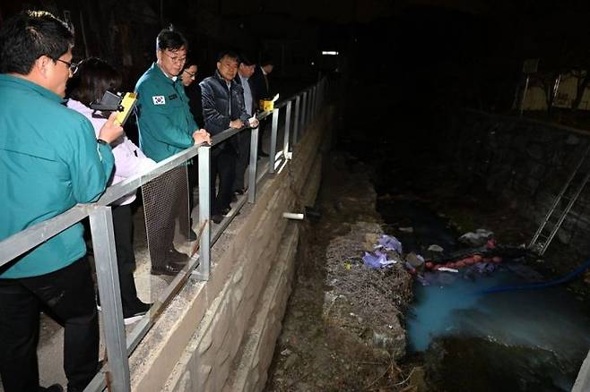안산천 상류에 유출된 수성페인트. 안산시·연합뉴스