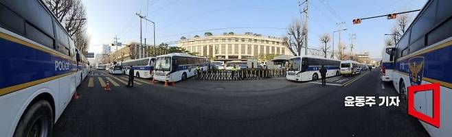 윤석열 대통령 탄핵심판 선고일을 하루 앞둔 3일 서울 종로구 헌법재판소 인근 도로가 통제되고 있다. 휴대폰 파노라마 기능을 이용해 촬영. 2025. 04. 03 윤동주 기자