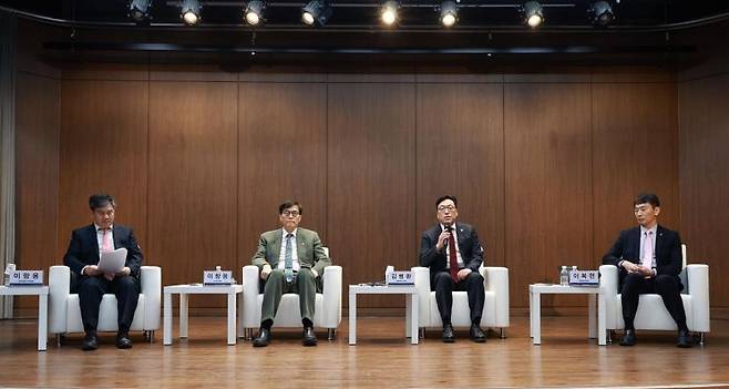 김병환 금융위원장(오른쪽에서 두번째)이 3일 오후 서울 중구 은행회관에서 개최된 한은-금융연 공동 정책 컨퍼런스에 참석했다. 김 위원장이 이항용 한국금융연구원장(왼쪽)이 진행을 맡은 특별대담에서 이창용 한국은행 총재(왼쪽에서 두번째), 이복현 금융감독원장과 대담을 나누고 있다. 금융위원회 사진제공.