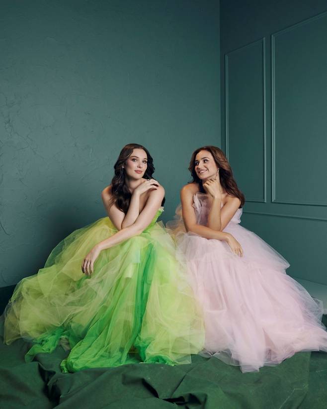 엘파바 역의 셰리든 아담스, 글린다 역의 코트니 몬스마 (제공: 에스앤코)