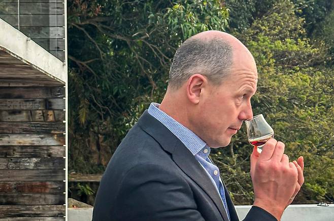 더 글렌그란트 신임 마스터 디스틸러 그렉 스테이블스. 글랜그란트 65년을 시음하고 있는 모습. /김지호 기자