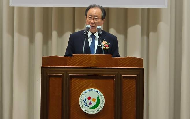 4·2 재선거에서 당선된 김석준 부산시 교육감이 3일 오전 취임식을 하고 있다./부산시교육청