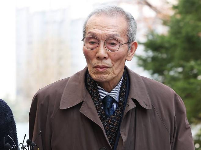 여성을 강제 추행한 혐의로 기소된 배우 오영수 씨가 작년 3월 15일 오후 경기도 성남시 수원지방법원 성남지원에서 열린 1심 선고공판에 출석하고 있다. /연합뉴스