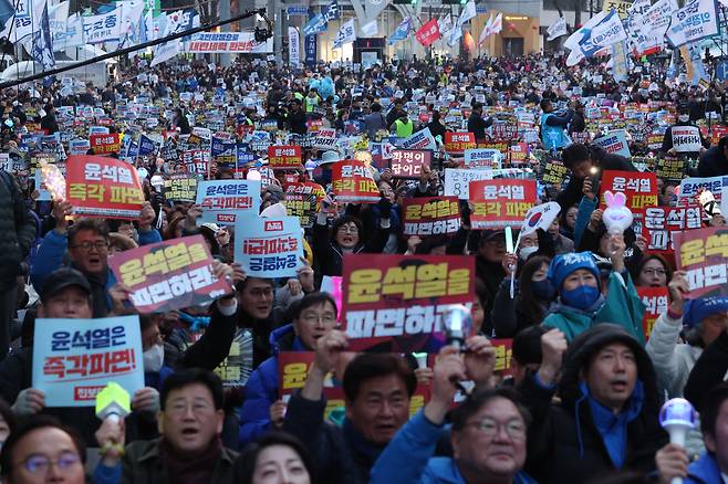 윤석열 대통령의 탄핵심판 선고를 하루 앞둔 3일 오후 서울 종로구 안국역 인근에서 윤석열 퇴진 비상행동 등 시민사회단체원들과 시민들이 윤석열 대통령 퇴진 촉구 집회를 하고 있다. /뉴시스