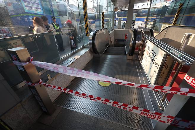 [서울=뉴시스] 김명년 기자 = 윤석열 대통령 탄핵 심판 선고를 하루 앞둔 3일 오후 서울 종로구 안국역이 폐쇄되고 있다. 2025.04.03. kmn@newsis.com