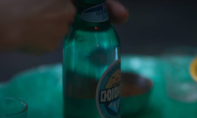 대선주조의 다이아몬드 소주 클로즈업 장면. /넷플릭스 캡처