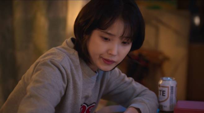 극 중 금명이가 이렇게 혼란스러운 시기에 부의 재배치가 일어날 것이라고 말하면서 하이트맥주를 마시고 있다./넷플릭스 제공