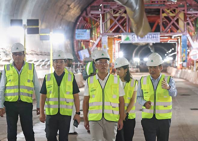 정의선 현대차그룹 회장이 지난 2023년 10월 23일(현지 시각) 사우디 서북부 타북주에 조성 중인 네옴시티(NEOM CITY)의 주거공간인 ‘더 라인’ 구역 내 현대건설 지하터널 건설 현장을 찾아 공사 현황을 점검하고 있다. /현대자동차그룹