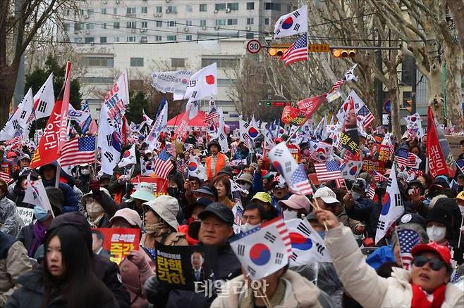 헌재의 윤석열 대통령 탄핵심판 선고 기일이 이틀 앞으로 다가온 2일 오후 서울 종로구 헌법재판소 인근에서 윤석열 대통령의 지지자들이 윤 대통령의 탄핵 각하를 촉구하는 집회를 하고 있다. ⓒ데일리안 홍금표 기자