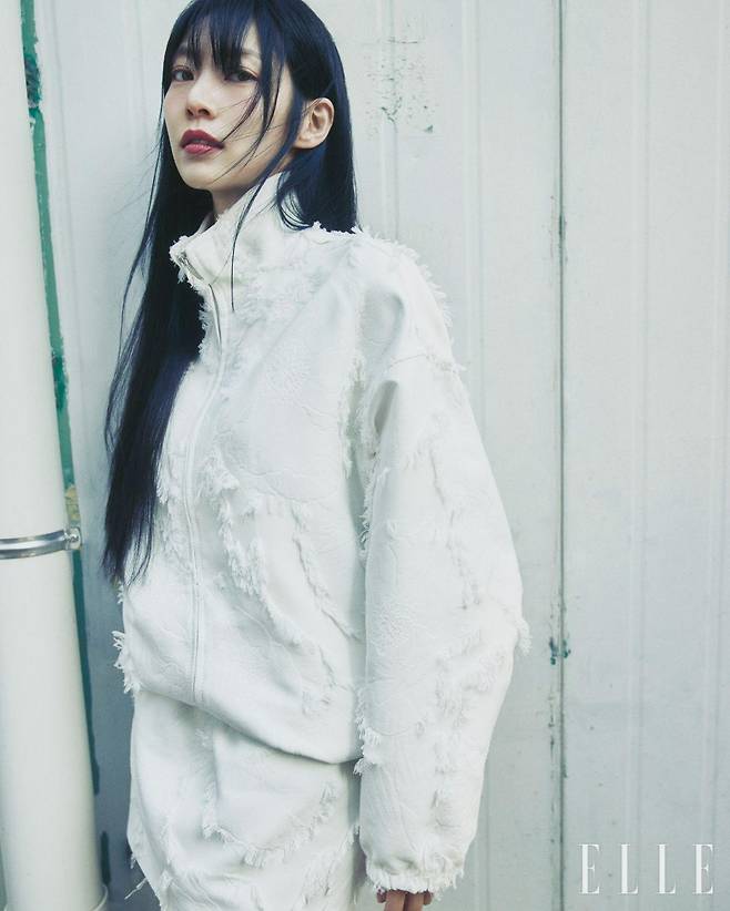 점퍼와 스커트는 모두 Gucci.