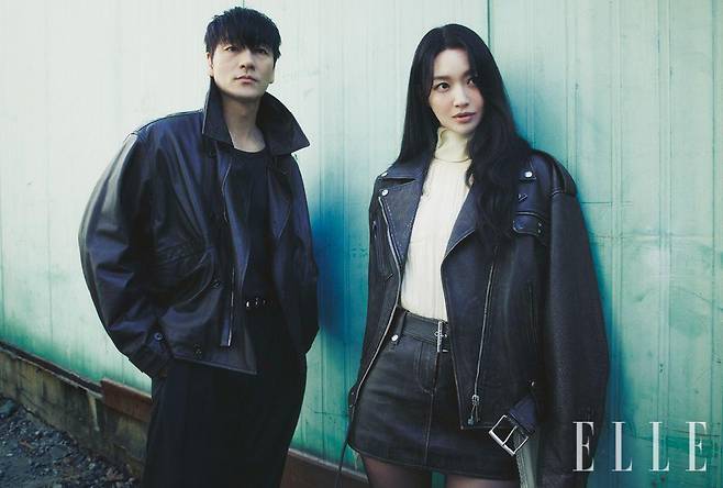 박해수가 입은 재킷과 티셔츠, 팬츠는 모두 Lemaire. 벨트는 Khaite. 신민아가 입은 레더 재킷과 블라우스, 스커트는 모두 McQueen.