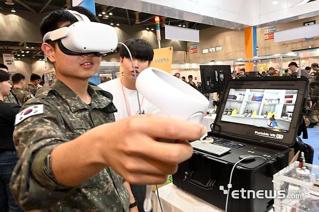 국군 장병이 가상현실(VR) 기기를 체험하고 있다.