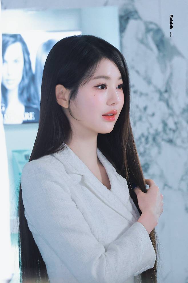 11.jpg 오늘자 케라스타즈 팝업스토어 방문한 장원영