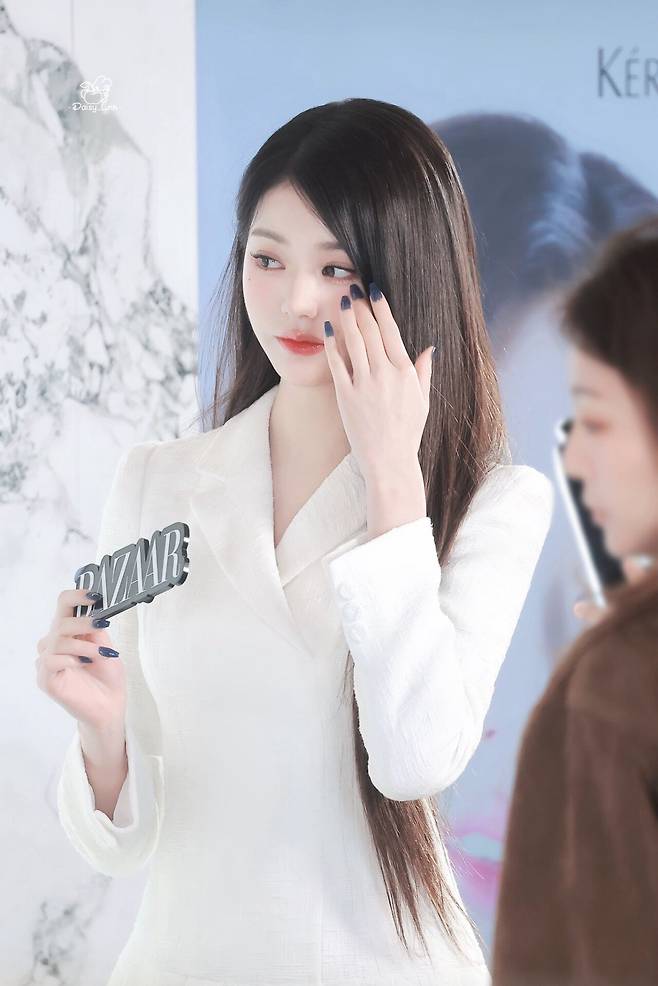 12.jpg 오늘자 케라스타즈 팝업스토어 방문한 장원영