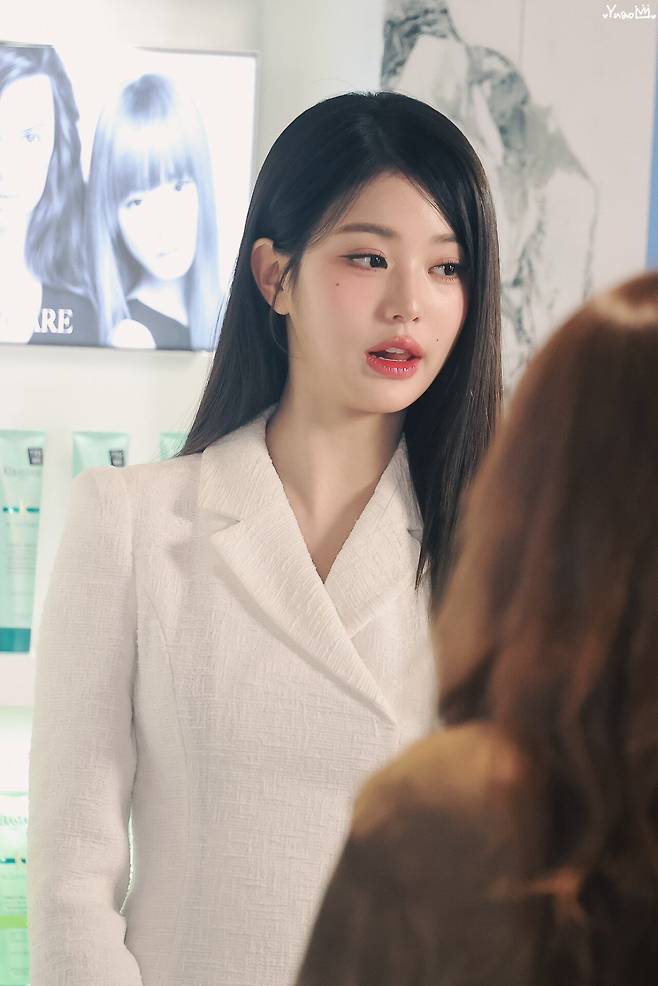 17.jpg 오늘자 케라스타즈 팝업스토어 방문한 장원영