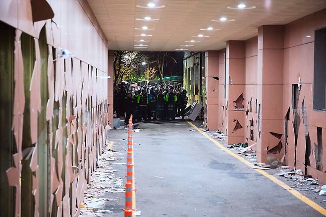 정윤석 감독이 지난 1월19일 새벽 서울서부지법 사태 당일 부서진 건물 외벽을 찍은 모습. 정윤석 감독 촬영