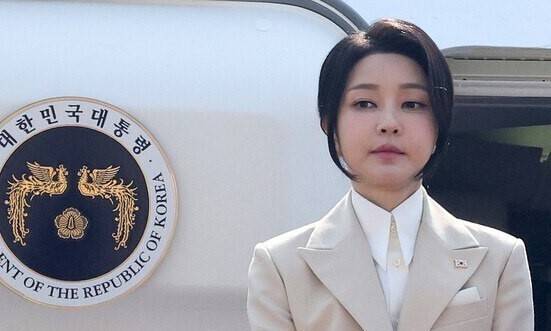 지난해 6월15일 중앙아시아 3개국 국빈 방문에 앞서 출국 전 인사 중인 윤석열 대통령 부인 김건희 여사. 대통령실사진기자단