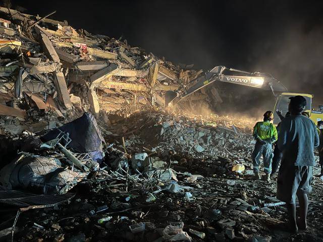 미얀마 강진으로 인해 12층에서 6층으로 주저앉은 만달레이 스카이빌라 붕괴 현장에서 2일 새벽 중국과 미얀마인으로 구성된 구조대원들이 희생자 수습에 나서고 있다. 만달레이(미얀마)=허경주 특파원