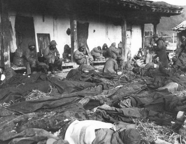 1950년 11월 말 또는 12월 초 장진호 서쪽 유담리에 설치된 미 해병대의 부상자 대기소 모습. 민가를 이용한 시설이다. 미 해병대