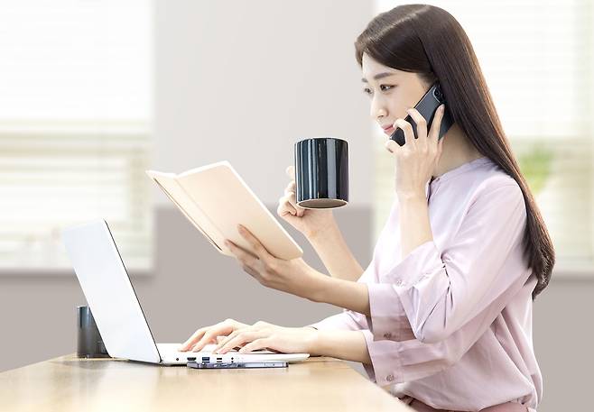 멀티태스킹은 효율적인 것처럼 느껴지지만, 사실 뇌 기능을 망치는 등 좋지 않다는 연구가 많다.​/사진=클립아트코리아