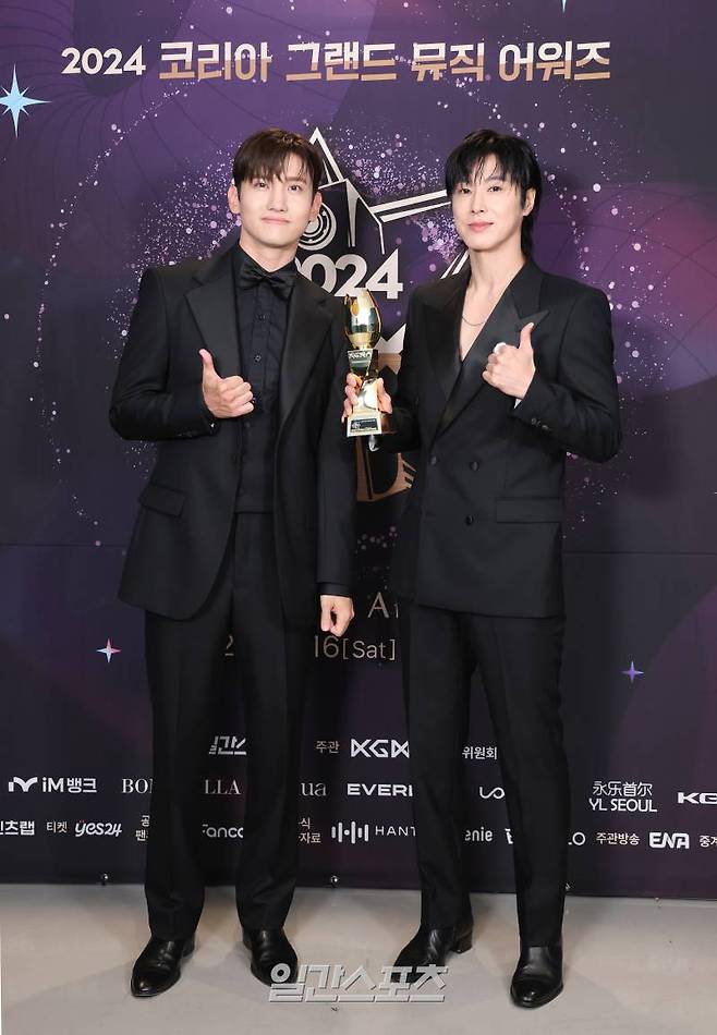 [2024 KGMA] 동방신기가 16일 인천 중구 운서동 인스파이어 아레나에서 열린 '2024 코리아그랜드뮤직어워즈(KGMA)' 첫째날 아티스트데이에서 케이팝 레전더리 아티스트 수상 후 트로피 세리머니를 하고 있다. 일간스포츠(이데일리M)가 주최하고 KGMA 조직위원회가 주관하는 '2024 KGMA'는 올해 창간 55주년을 맞은 일간스포츠가 대한민국 대중음악계에 새로운 패러다임을 제시하기 위해 새롭게 개최하는 시상식으로 16, 17일 이틀간 펼쳐진다. 영종도(인천)=KGMA특별취재반 /2024.11.16/