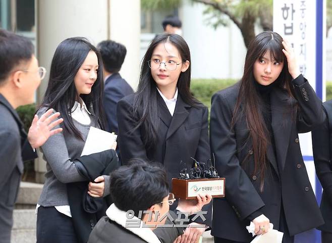 그룹 뉴진스(NJZ)가 7일 오후 어도어가 뉴진스 멤버들을 상대로 제기한 기획사 지위보전 및 광고계약 체결 등 금지 가처분 심문을 마치고 입장을 밝히고 있다. 서병수 기자 qudtn@edaily.co.kr /2025.03.07/