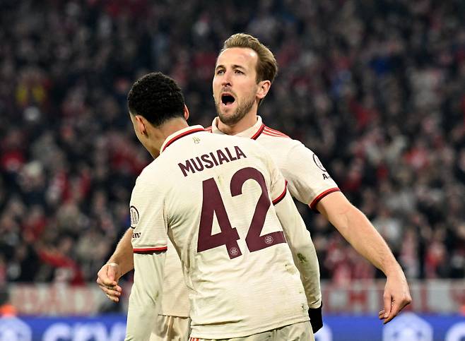 해리 케인과 자말 무시알라. 사진=로이터 연합뉴스