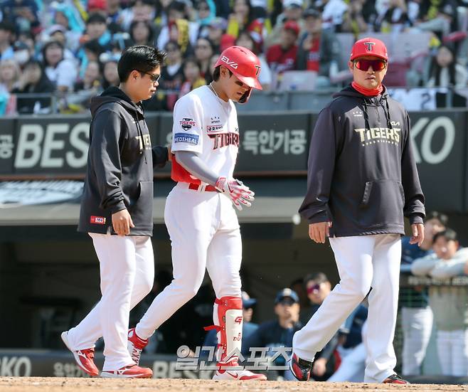 22일 오후 광주 기아챔피언스필드에서 열린 2025 프로야구 NC와 KIA 의 개막경기. KIA 김도영이 3회 좌전안타를 날린후 햄스트링 부상으로 교체되고있다 광주=정시종 기자 capa@edaily.co.kr /2025.03.22.