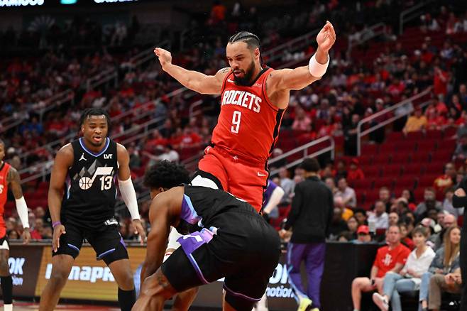 <yonhap photo-3110="">3일(한국시간) 유타 재즈전에서 콜린 섹스턴을 오른팔로 가격하는 딜런 브룩스의 모습. [AFP=연합뉴스]</yonhap>