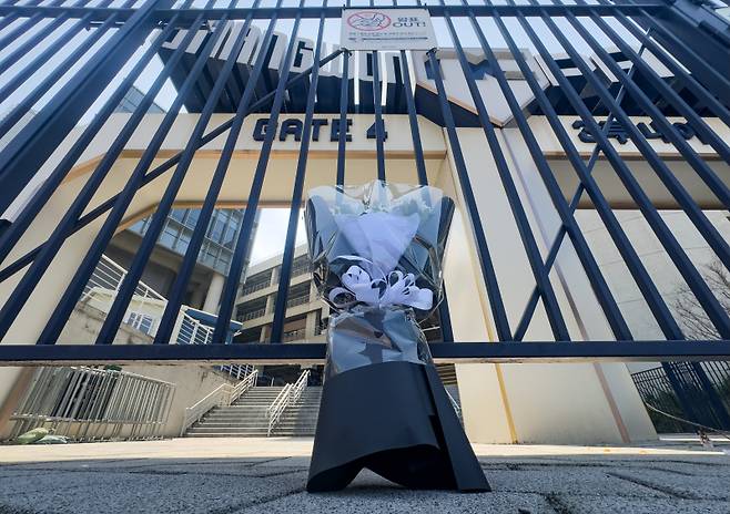 <yonhap photo-2187=""> 창원NC파크에 놓인 조화 (창원=연합뉴스) 김동민 기자 = 1일 오전 경남 창원시 마산회원구 창원NC파크 3루 내야 게이트 4번에 조화가 놓여 있다. 최근 창원NC파크에서 조형물 추락 사고가 발생해 인명피해가 발생했다. 2025.4.1 image@yna.co.kr/2025-04-01 11:12:22/ <저작권자 ⓒ 1980-2025 ㈜연합뉴스. 무단 전재 재배포 금지, AI 학습 및 활용 금지></yonhap>