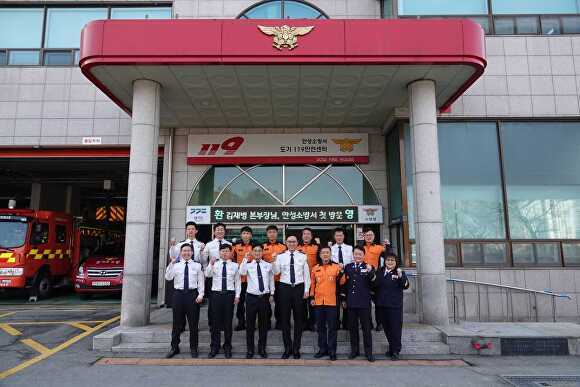 오늘 김재병 경기도소방재난본부장이 안성소방서 도기 119안전센터 방문을 마치고 기념 촬영을 하고 있다. [사진=안성소방서]