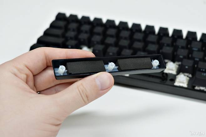 ▲ 하부 흡음재도 신경 썼지만 키 캡에도 흡음재가 부착되어 있었다