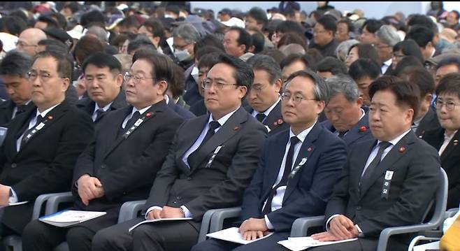 제77주년 4·3 추념식에 참석한 정치권 주요 인사들이 일렬로 앉아 추모 행사를 경청하고 있다. (SBS 캡처)