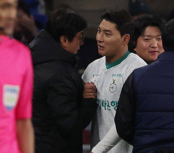 올 시즌 돌풍을 일으키고 있는 대전하나시티즌의 황선홍 감독(왼쪽)과 주민규. 지난해 강등권을 헤매던 대전은 개막 후 5승 1무 1패를 기록하며 리그 선두를 질주 중이다. [연합뉴스]