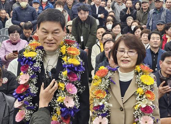 4·2재보궐선거에서 당선된 정철원 조국혁신당 담양군수 후보가 2일 오후 전남 담양군 담양읍 선거사무소에서 지지자들과 함께 기쁨을 나누고 있다. 사진 정철원 후보 캠프
