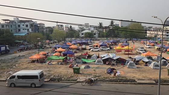 2일(현지시간) 강진으로 큰 피해를 입은 미얀마 만달레이에서 이재민들이 모여 있는 지역. 이도성 특파원