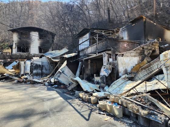 지난 2일 경북 청송군 청송읍 부곡리 달기약수터 인근 식당들이 산불에 타 폭격을 맞은 듯이 무너져 있다. 김정석 기자